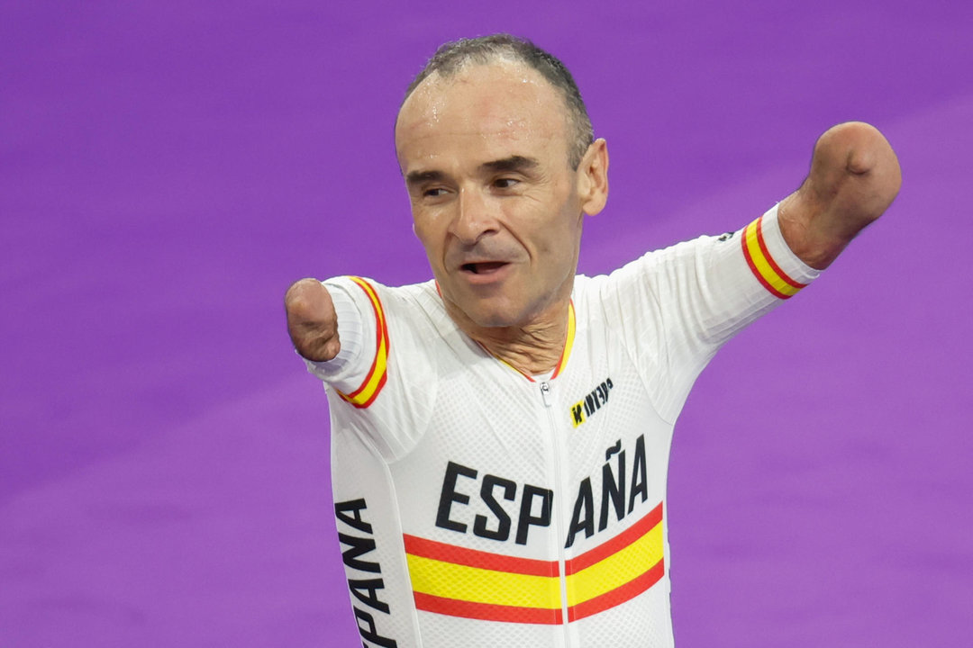 Imagen de archivo del ciclista español Ricardo Ten tras la prueba de persecución de 3000 metros, en la que consiguió la medalla de bronce en los Juegos Paralímpicos París 2024. EFE/Javier Etxezarreta