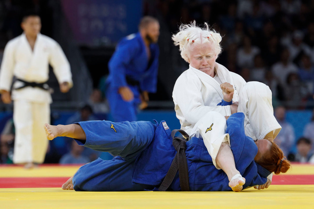 La judoca española Marta Arce durante su combate de Judo Femenino 57 kg J2 contra la judoca turca Döndü Yeşilyurt, en los Juegos Paralímpicos de París este viernes. EFE/ Javier Etxezarreta