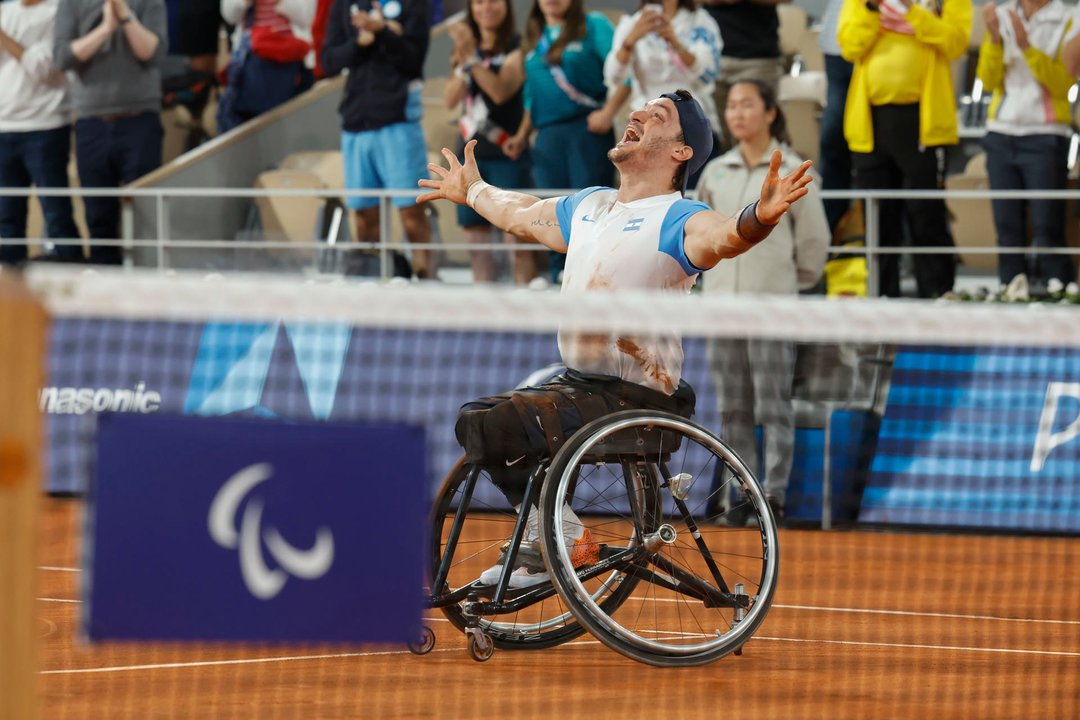 Gustavo Fernández (Argentina) (en la imagen) celebra su victoria contra Martín de la Puente (España) en su partido de tenis por el tercer y cuarto puesto este sábado durante los Juegos Paralímpicos de París 2024. EFE/ Javier Etxezarreta