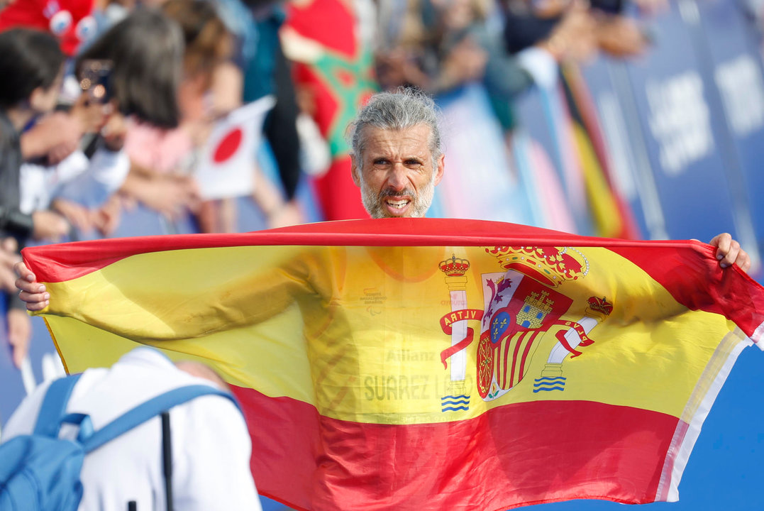 El atleta español Alberto Suárez, medalla de plata en la final de la maratón T12 masculino en los Juegos Paralímpicos de París 2024. EFE/ Javier Etxezarreta