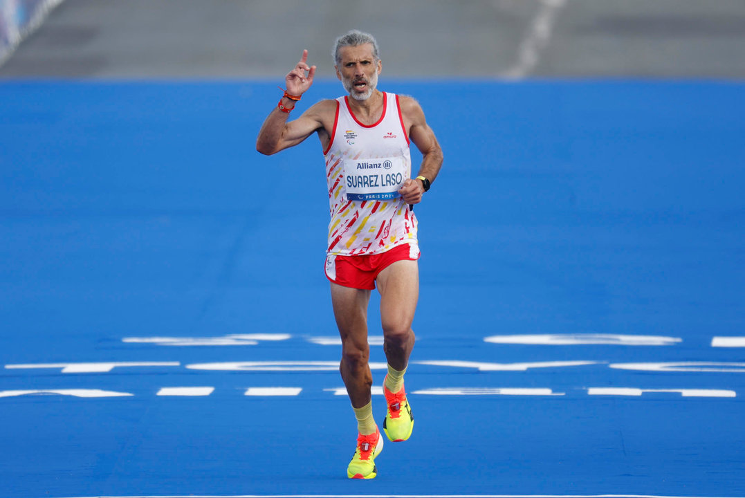 El atleta español Alberto Suárez, medalla de plata en la final de la maratón T12 masculino en los Juegos Paralímpicos de París 2024. EFE/ Javier Etxezarreta