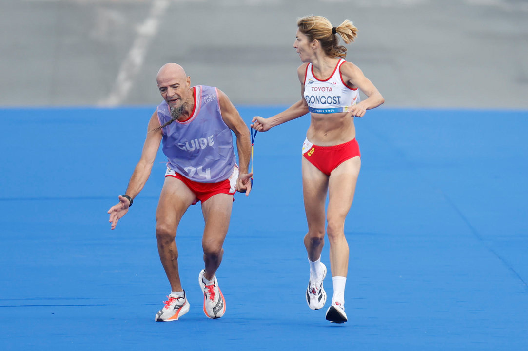 La atleta española Elena Congost, medalla de bronce en la final de la maratón T12 femenino, ayuda a su guía, que llega exhausto a la línea de meta en los Juegos Paralímpicos de París 2024. EFE/ Javier Etxezarreta