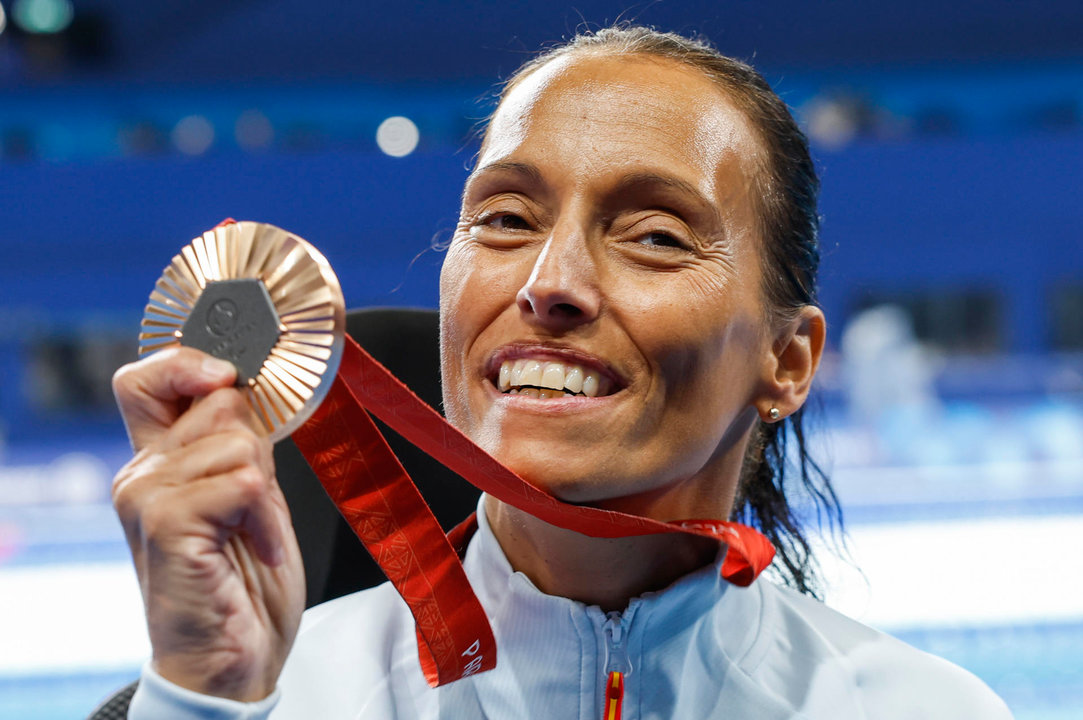 Imagen de la nadadora española Teresa Perales celebrando su medalla de bronce en los 50 metros espalda S2 Femenino de los Juegos Paralímpicos París 2024, el pasado 31 de agosto. EFE/ Javier Etxezarreta