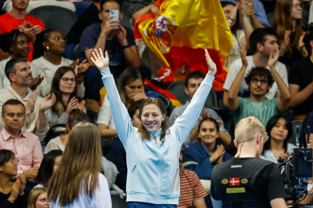 La nadadora española Nuria Marqués celebra la medalla de plata en los 200 estilos clase SM9 de los Juegos Paralímpicos de París en los Juegos Paralímpicos de París este jueves. EFE/ Javier Etxezarreta